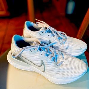 Women’s Nike Renew Size 9